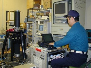 絶対重力計の観測風景