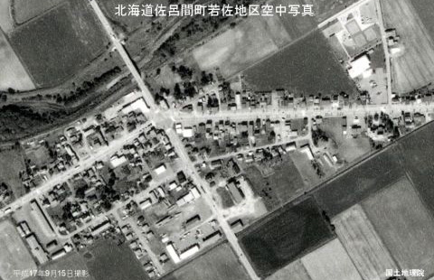 航空機の真下を撮影したモノクロの空中写真