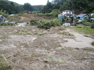 斜面崩落による被害状況の写真