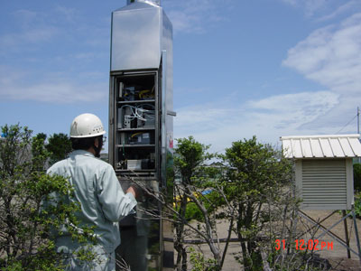 電子基準点の内部を点検している写真