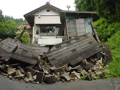 建物が倒壊している写真