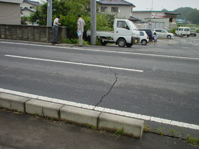 道路に入った亀裂状況の写真