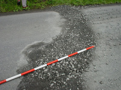 道路の亀裂の応急写真