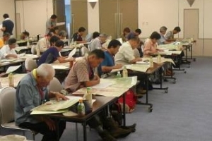 写真:真剣に地図から地形を読む