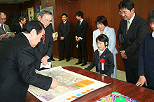 画像：ご両親と一緒に作品紹介
