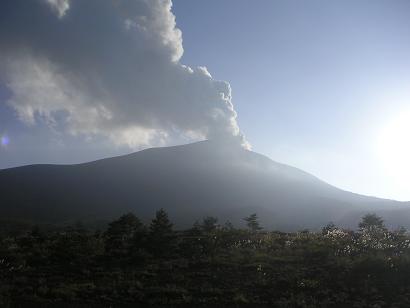 群馬県側山麓からみた9月16日16時過ぎの噴の様子