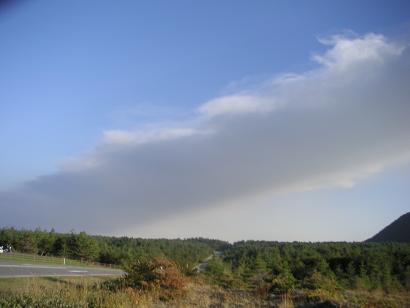 9月16日16時30分、関東平野に向かってたなびく噴煙の様子