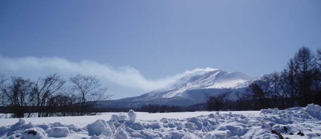 強い西風により噴煙がたなびいています(2005年2月9日、北西山麓から撮影)
