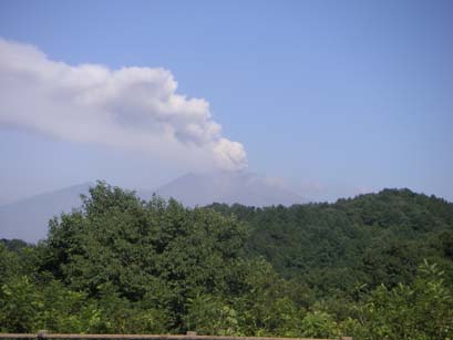 長野県側山麓からみた9月16日朝9時の噴煙の様子
