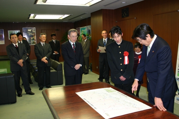 写真：大臣に作品紹介する木内君