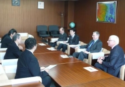 国土地理院幹部との協議中の写真