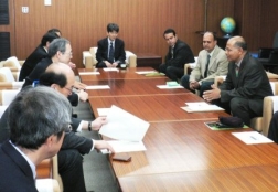 プロジェクト説明を行う測量局長の写真