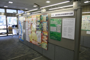 写真:国土交通本省ロビー作品展示風景1