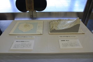 写真:国土交通本省ロビー作品展示風景3