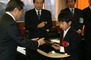 写真:賞状と盾を受け取る松永さん