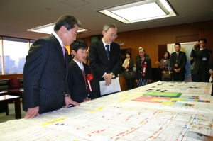写真:三井国土交通副大臣に作品の説明をする松永さん