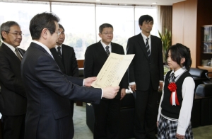 写真:表彰状を受け取る服部さん