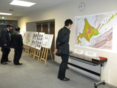 写真：ロビーにおけるパネル展示