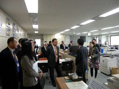 写真：職場内説明の様子