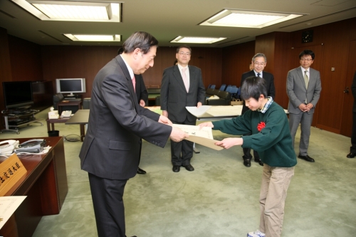 写真:表彰状を受け取る町田さん