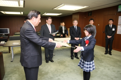 写真:表彰状を受け取る野田さん