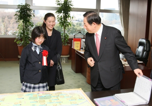 写真:太田国土交通大臣に作品の説明をする野田さん