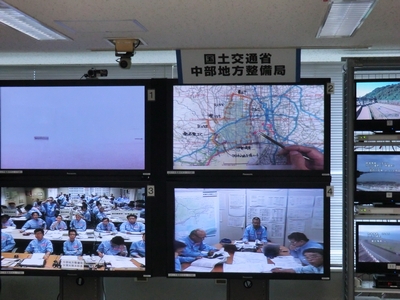 中部地方整備局災害対策本部会議で、電国クリッパーより切り出した画像に災害情報を書き込み（右上の画面）、中部版櫛の歯作戦の説明を行う 