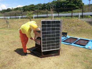 観測機器収納箱とソーラーパネルの取り付け