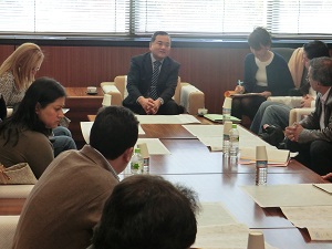 院長を表敬訪問する政府職員の写真