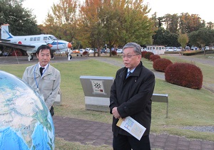 地球ひろばの説明を受ける教授の写真