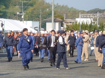 訓練メイン会場に避難してくる訓練参加者