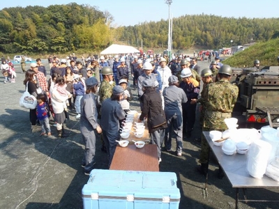 陸上自衛隊による炊き出し