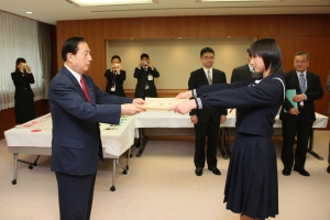 写真:表彰状を受け取る山口さん