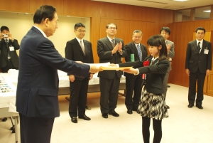 写真:表彰状を受け取る小渕さん
