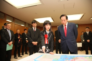 写真:太田国土交通大臣に作品の説明をする小渕さん
