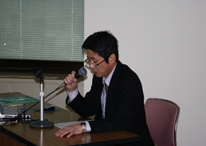 避難所等の情報入力支援ソフトについて説明する応用地理部　登坂環境地理情報企画官