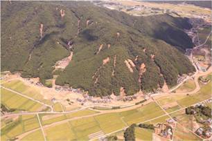 大雨により土砂災害が発生した兵庫県丹波市市島地区の斜め写真です。