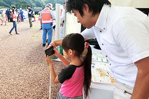 防災アプリ体験の様子の写真