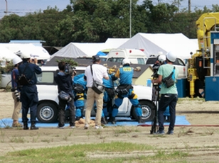 車に閉じ込められた人の救出訓練の様子