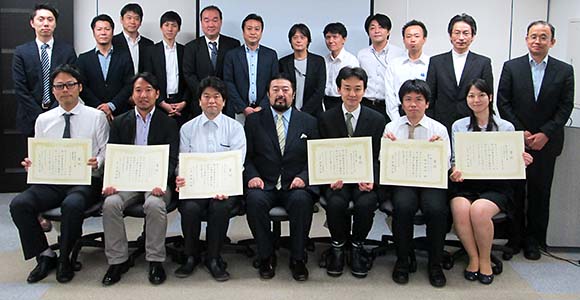 審査委員長と受賞者のみなさまの集合写真