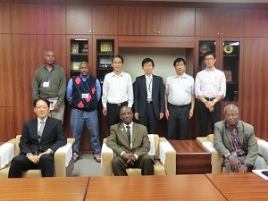 院長を表敬訪問するエチオピア地図局幹部