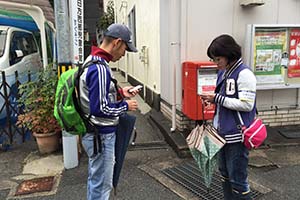 防災アプリで情報を確認している風景の写真