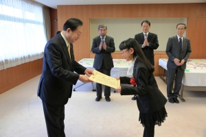 写真:表彰状を受け取る柴田さん