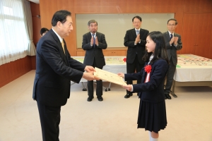 写真:表彰状を受け取る杉山さん