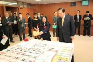 写真:太田国土交通大臣に作品の説明をする杉山さん