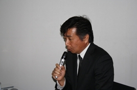 「国土地理院の最新の取組」について説明する地理空間情報部齋藤情報企画課長