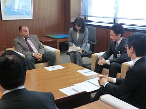エジプト計画省大臣補佐官が参事官に表敬