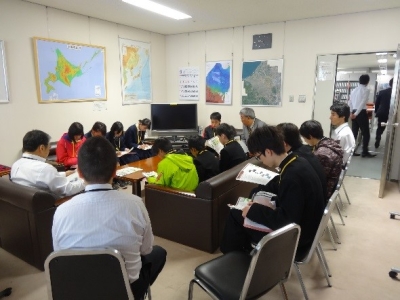 写真:大塚測量部長より説明を受ける生徒達
