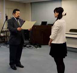審査委員長から賞状が授与される写真