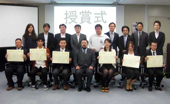 審査委員長と受賞者のみなさまの集合写真